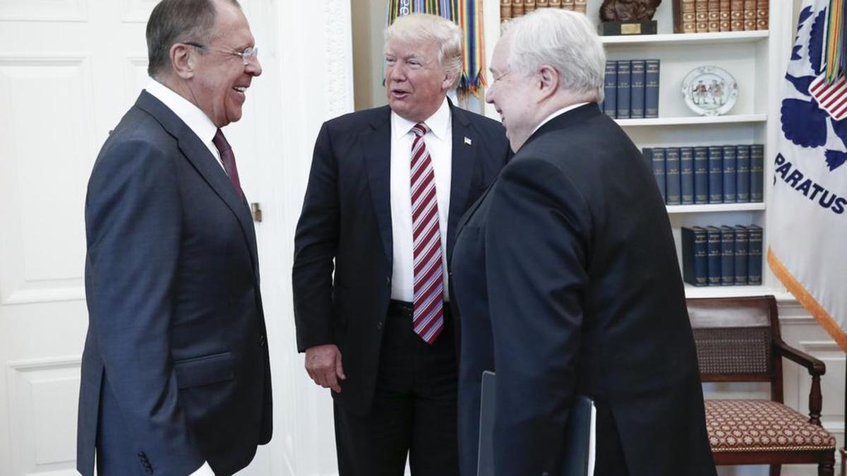 El presidente Donald Trump con el ministro de Relaciones Exteriores de Rusia, Sergei Lavrov (izq.) y el embajador ruso Sergey Kislyak, el miércoles 10 de mayo de 2017, en la Casa Blanca. La foto fue publicada por la oficina del Ministerio de Exteriores de Rusia.
