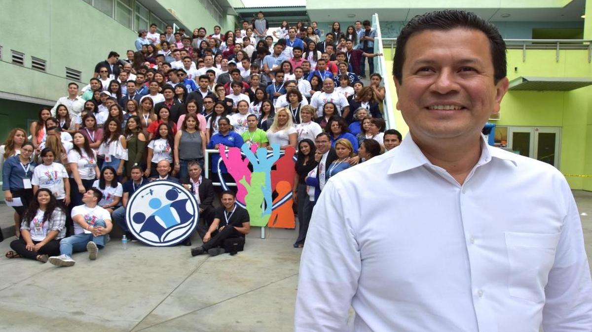 El ministro de relaciones exteriores de El Salvador, Hugo Martínez (d), posa junto a varios jóvenes y organizadores, el domingo 4 de septiembre de 2016, en la última jornada de la III Cumbre de Juventudes Salvadoreñas en el Exterior, celebrada en Los Ángeles (California).