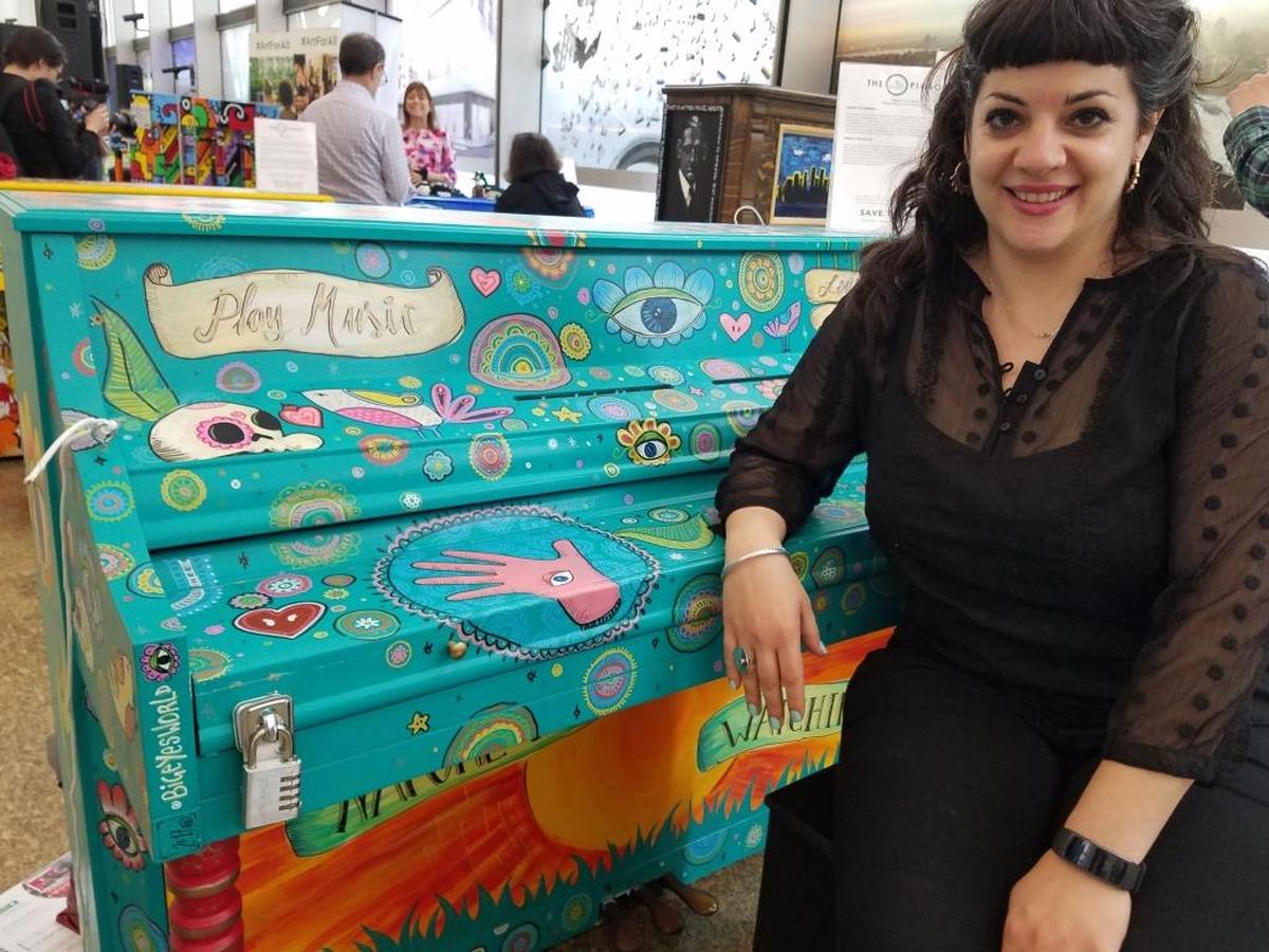 La artista española Laura Alvarez junto al piano que pinto inspirado en el daño que se hace a la naturaleza y que se titula "La naturaleza te está mirando". Es uno de los 60 pianos que han sido dispuestos en diferentes áreas metropolitanas con motivo de la 6(TM) edición del programa "Sing for Hope" (canta por la esperanza) en Nueva York, el 5 de junio de 2017.