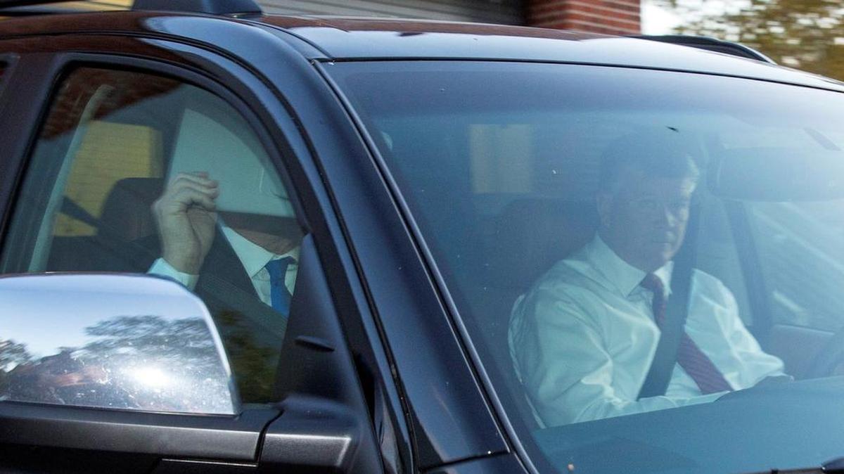 El ex director de campaña del presidente estadounidense Donald Trump, Paul Manafort, cubre su rostro mientras sale de su casa en un vehículo en Alejandría (Estados Unidos), hoy 30 de octubre de 2017.
