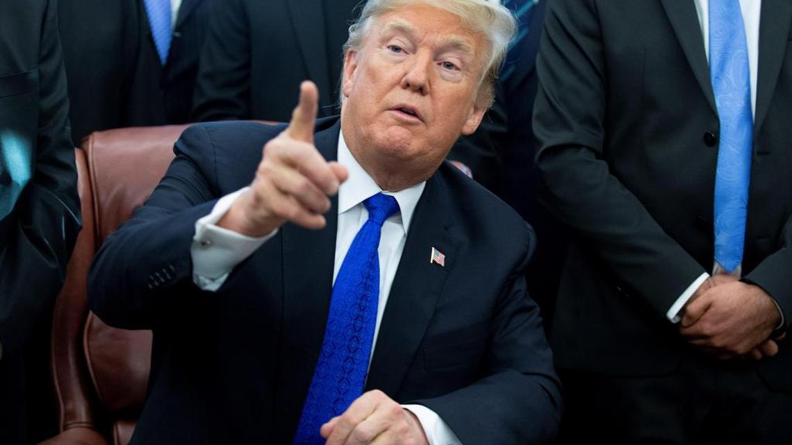 El presidente de los Estados Unidos, Donald J. Trump, habla durante una ceremonia en la Oficina Oval de la Casa Blanca en Washington, DC, el 11 de diciembre de 2018.