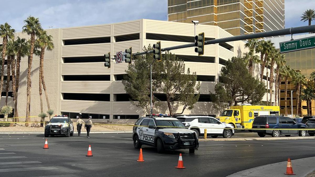 Oficiales de policía hacen guardia en un área sellada afuera del Trump International Hotel en Las Vegas, el 1 de enero de 2025. Una persona murió y otras siete resultaron heridas después de la explosión de un Tesla Cybertruck frente al hotel.