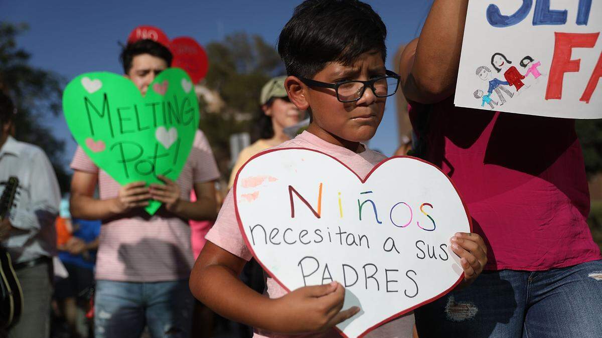 El juez federal de California Dana M. Sabraw, de la corte del distrito de San Diego, emitió ayer una orden a nivel nacional que ordena que todas las familias de inmigrantes separados en la frontera sean reunificados antes de 30 días.