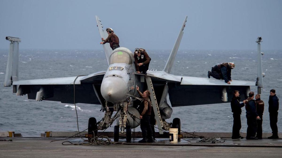 Foto de archivo facilitada hoy 12 de noviembre de 2018 de un avión de combate F/A-18E Super Hornet en la cubierta del portaaviones estadounidense USS Roland Reagan en aguas de la región oriental de la península de Corea el 18 de octubre de 2017.