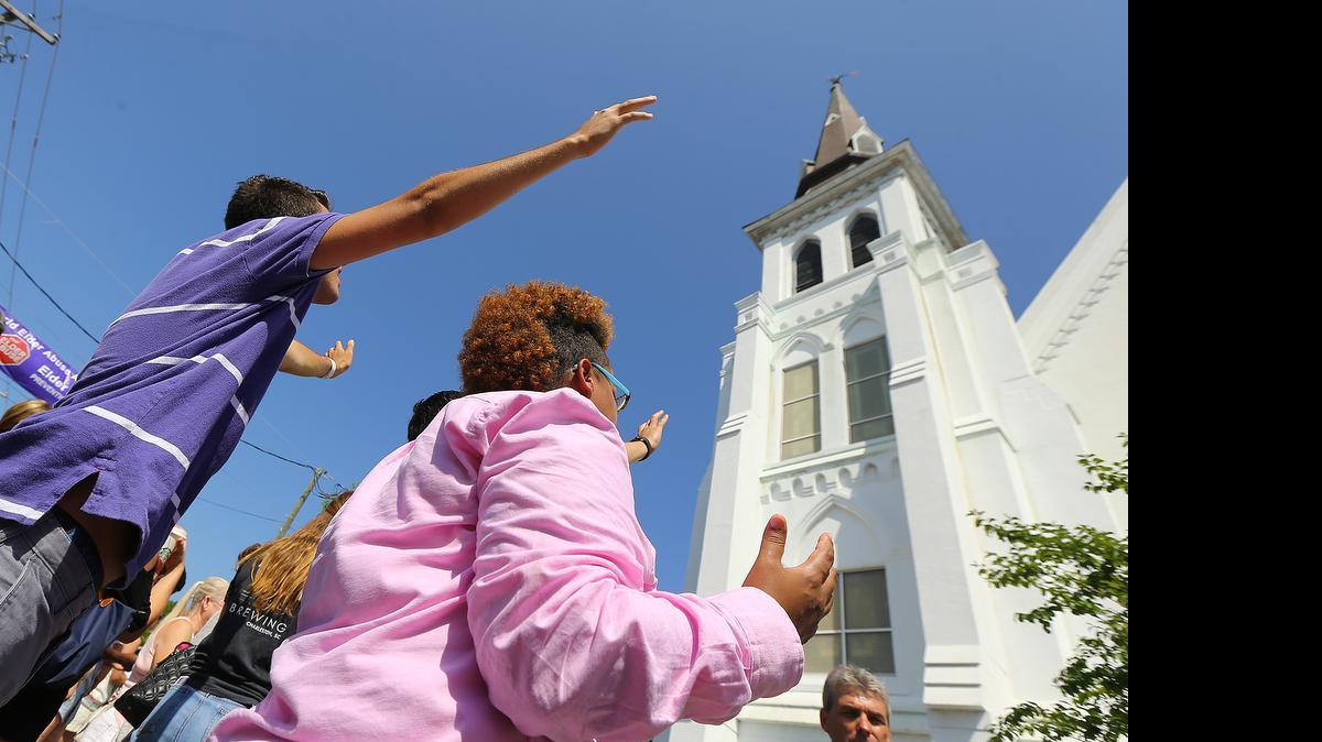 
La histórica iglesia metodista Madre Emanuel reabrió el domingo sus puertas cuatro días después de que un joven blanco de 21 años perpetrara en su interior una de las peores matanzas cometidas en un centro religioso del país.
