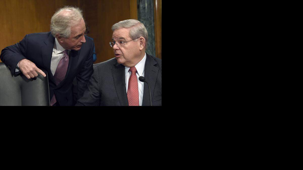 
Los senadores Bob Corker y Robert Menéndez, miembros del Comité de Relaciones Exteriores, en Capitol Hill, Washington DC.
