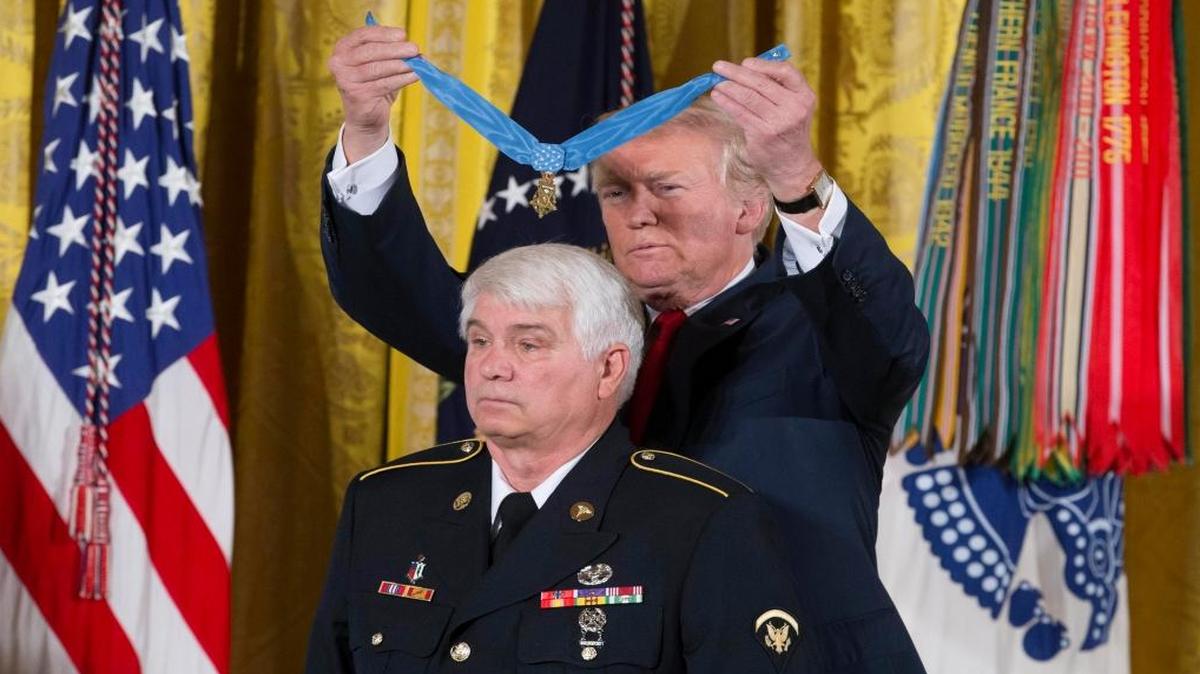 El presidente estadounidense Donald J. Trump (d) otorga la Medalla de Honor al exmédico del Ejército de EE. UU. y veterano de la Guerra de Vietnam James McCloughan (i) durante una ceremonia el lunes 31 de julio de 2017, en el Salón Este de la Casa Blanca, en Washington, DC (EE.UU.). McCloughan fue galardonado con la primera Medalla de Honor por el presidente Trump por las acciones que hizo que salvaron la vida de numerosos miembros de su pelotón mientras servía como soldado de primera clase en mayo de 1969.
