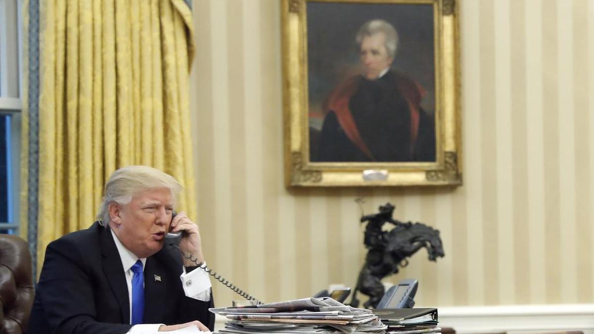 Fotografía del 28 de enero de 2017 del presidente Donald Trump en el Despacho Oval.
