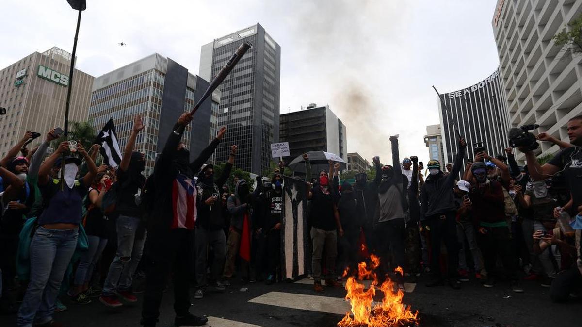 Manifestantes participan el lunes 1 de mayo de 2017, en San Juan (Puerto Rico), durante el paro general contra los recortes, que coincide con el Primero de Mayo, Día Internacional del Trabajador. Incidentes entre manifestantes y la Policía dejaron un saldo de cinco detenidos durante el paro general convocado en Puerto Rico por sindicatos y agentes sociales en protesta contra las medidas de austeridad impuestas por una entidad de control federal de EE.UU. y aplicadas por el gobierno.