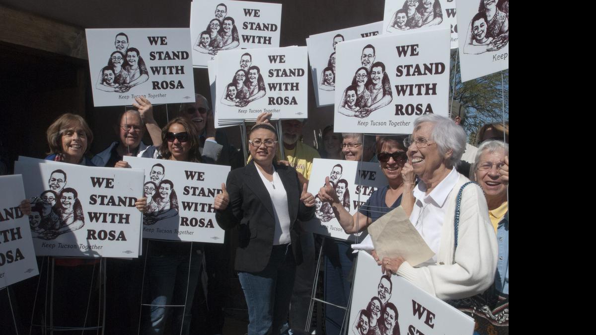 
Rosa Robles Loreto (cent.) recibe a un grupo de mujeres que con carteles le expresaron su apoyo en la iglesia donde está refugiada en Tucson. 
