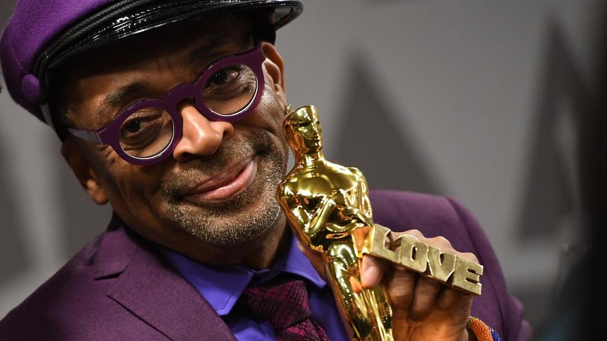 El ganador del mejor guión adaptado para "BlacKkKlansman" Spike Lee asiste a la 91ª edición anual de los premios de la Academia Governors Ball en el Hollywood & Highland Center en Hollywood, California el 24 de febrero de 2019.