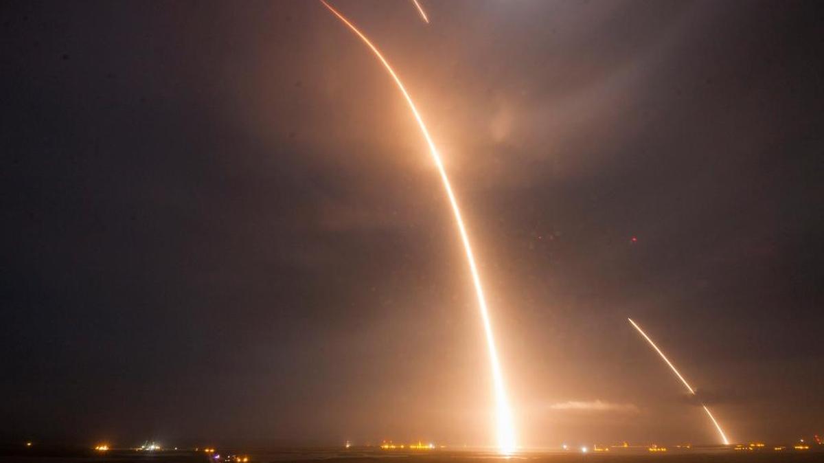 Foto de SpaceX el martes, tomada con una exposición de nueve minutos que muestra el lanzamiento, reentrada y caída del acelerador de la cápsula Falcon 9 en Cabo Cañaveral.