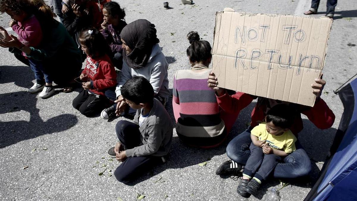 Grecia comenzó el lunes las deportaciones de migrantes a Turquía en virtud del acuerdo alcanzado entre la Unión Europea (UE) y el gobierno de Ankara del pasado 18 de marzo, bajo una fuerte polémica entre sus defensores y detractores.