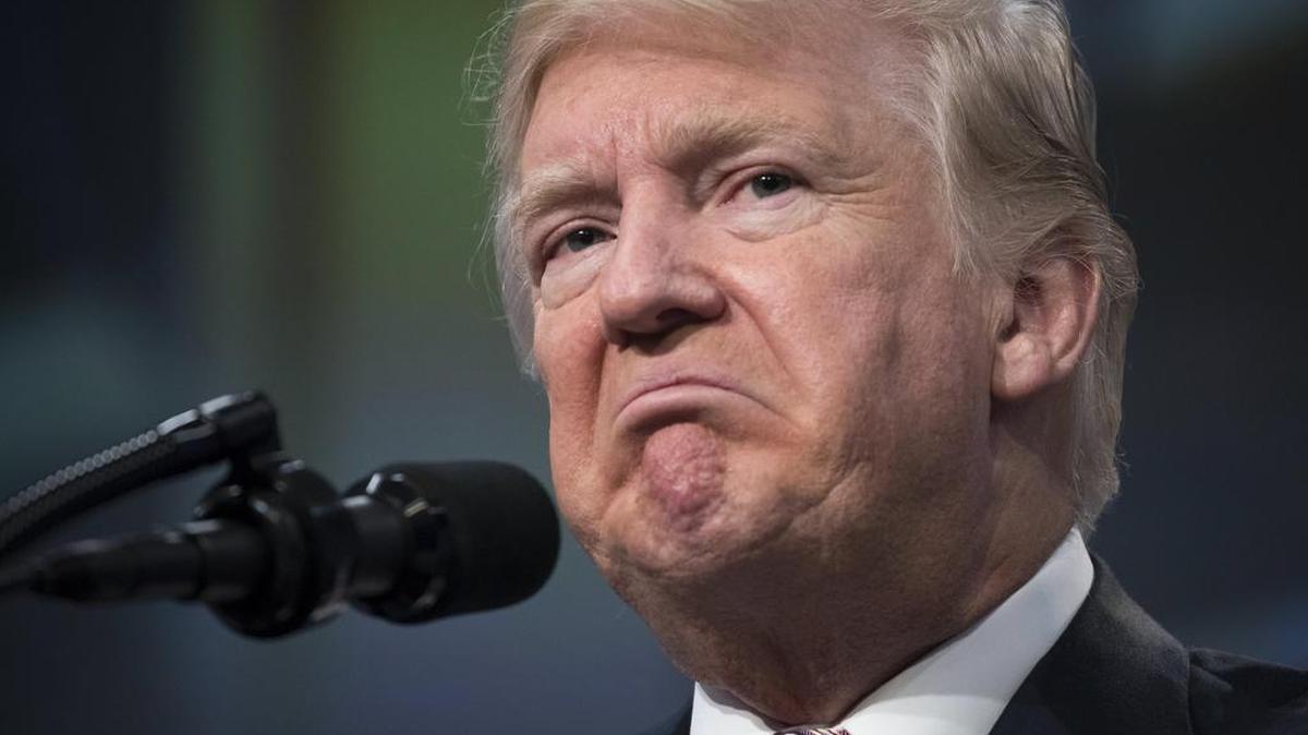 El presidente, Donald Trump, habla ante la Asociación Nacional de Manufacturas en el hotel Mandarín Oriental en Washington, el 29 de septiembre de 2017. Trump dijo que será necesario tomar "grandes decisiones" sobre el coste de reconstruir Puerto Rico, al enfatizar que la isla ha sido "destruida por dos huracanes".