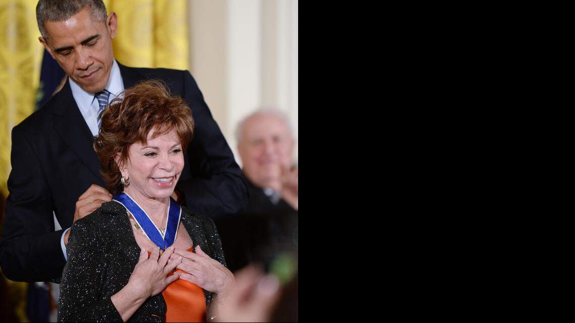 
El presidente Barack Obama impone la Medalla de la Libertad a la escritora Isabel Allende durante una ceremonia el lunes en la Casa Blanca.


