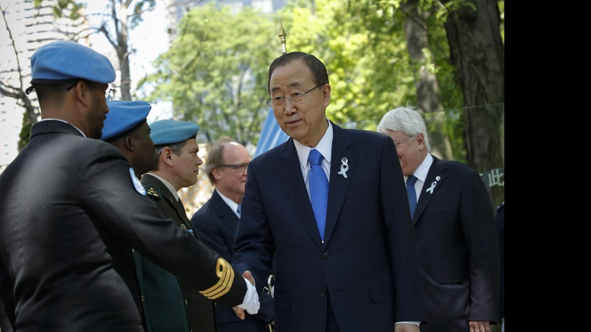 
El Secretario General de las Naciones Unidas, Ban Ki-moon, saluda a soldados miembros de las fuerzas de Paz durante la celebración del Día Internacional de las Fuerzas de Paz de las Naciones Unidas, el viernes.
