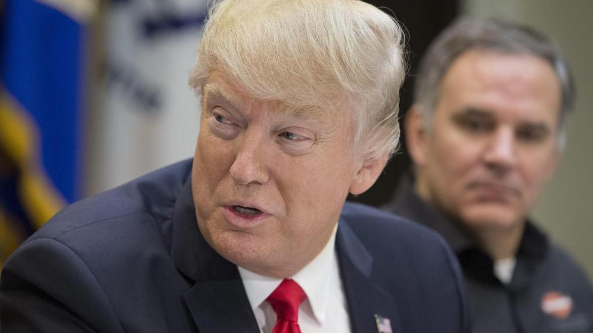 El director ejecutivo de Harley Davidson, Matthew Levatich (d) escucha al presidente estadounidense, Donald Trump (i), durante una reunión con directivos y miembros de los sindicatos de Harley Davidson en la Sala Roosevelt, en la Casa Blanca, en Washington, Estados Unidos, el 2 de febrero de 2017.