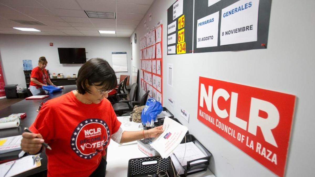 Ana Mejía, en la oficina del Consejo Nacional de la Raza (NCLR), en Miami, en abril. La organización lanzó una campaña para registrar votantes hispanos en la Florida.