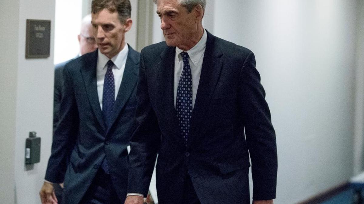 El ex director del FBI y fiscal especial en la investigación sobre la eventual interferencia de Rusia en la campaña del presidente Trump, Robert Mueller (derecha) tras una reunión en Capitolio en Washington el 21 de junio del 2017.