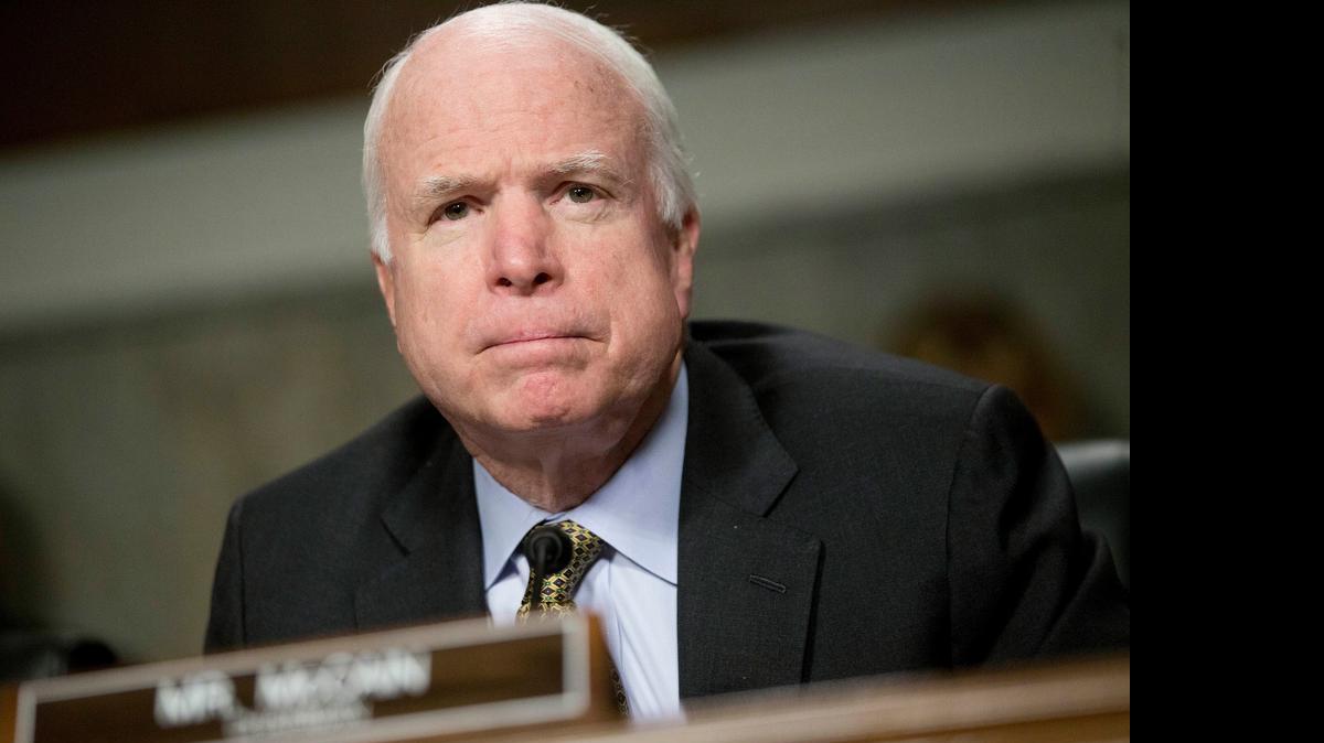
Republicanos como el senador John McCain, piden el despliegue de al menos 10,000 soldados estadounidenses en Irak con un rol más activo que el de los actuales asesores militares enviados por Obama.
