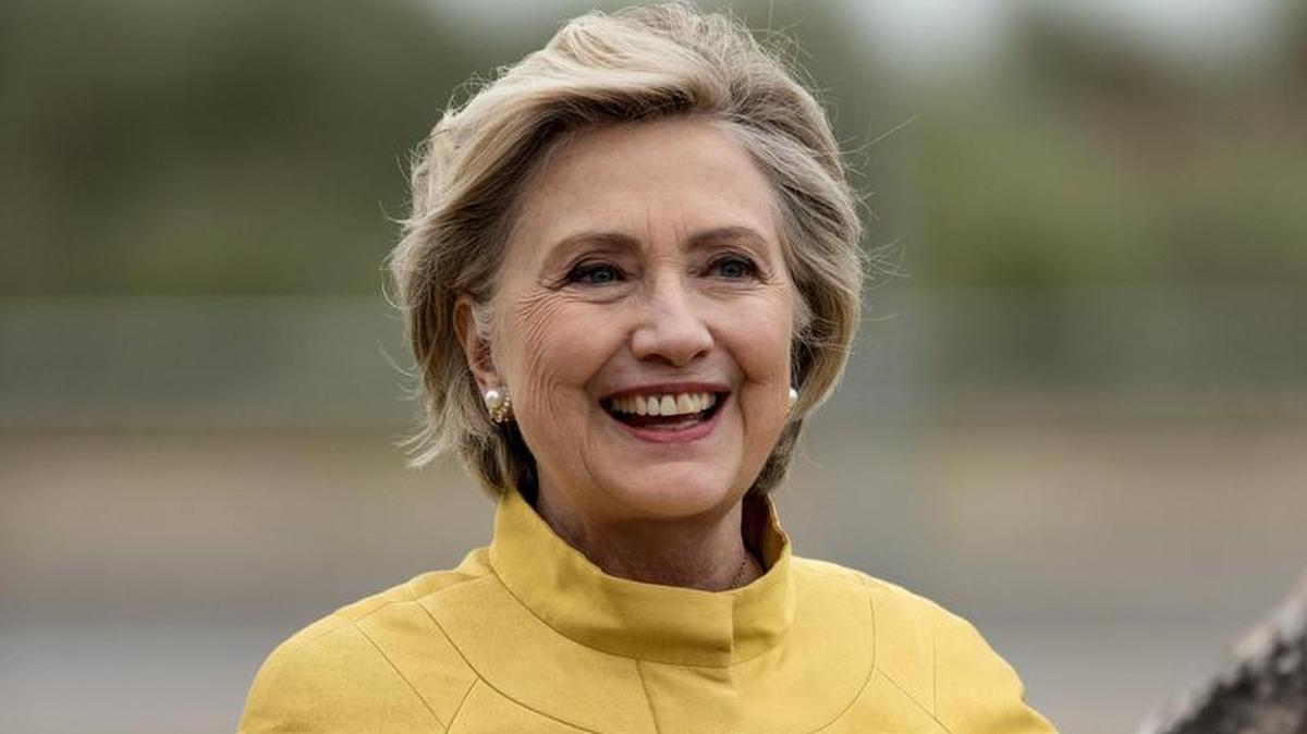 La ex primera dama de los Estados Unidos, Hillary Rodham Clinton, abandona la universidad después de haber recibido un doctorado honorífico en una ceremonia en el campus de la Universidad de Bay en Swansea, Gran Bretaña, el 14 de octubre de 2017.