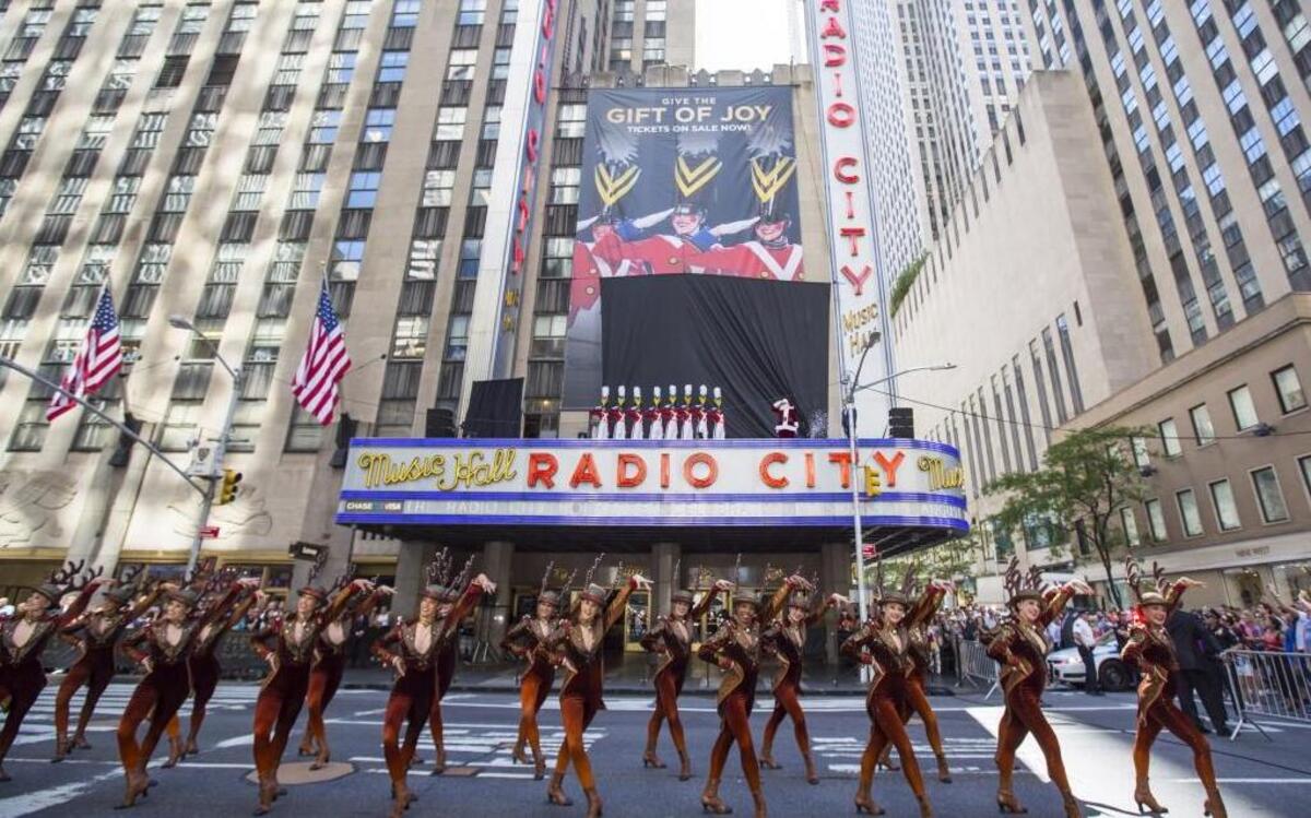 El espíritu de la Navidad llegó a Nueva York de la mano de las famosas Rockettes y Santa Claus, que paralizaron la transitada sexta avenida con un adelanto del famoso espectáculo que desde 1933 presentan en el legendario Radio City.