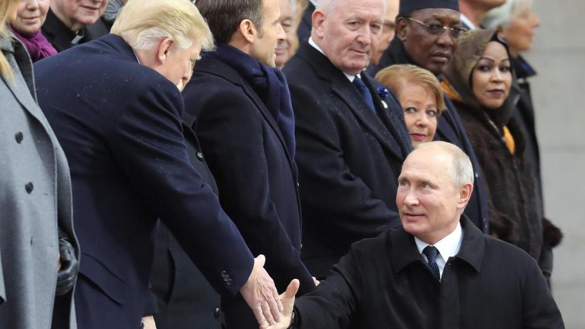 El presidente ruso Vladimir Putin le da la mano al presidente de los Estados Unidos, Donald Trump, cuando llega para asistir a una ceremonia en el Arco del Triunfo en París el 11 de noviembre de 2018 como parte de las conmemoraciones del 100 aniversario del armisticio del 11 de noviembre de 1918.