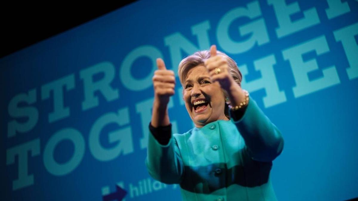 La candidata presidencial demócrata Hillary Clinton, hace un gesto a la audiencia luego de hablar durante un evento de recaudación de fondos, el 14 de octubre en Seattle, Washington.