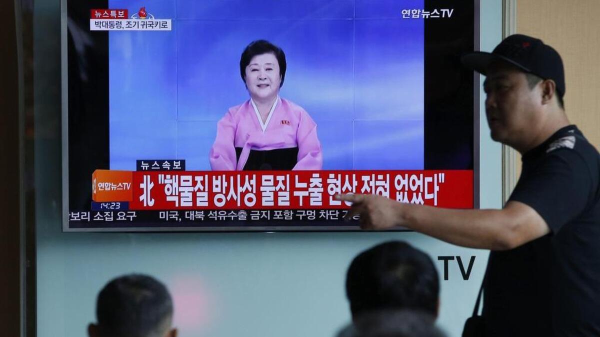 Surcoreanos siguen las noticias en una pantalla de televisión en Seúl, Corea del Sur, hoy, 9 de septiembre de 2016. Corea del Sur confirmó hoy que el terremoto de 5 grados causado de forma artificial en Corea del Norte corresponde a la quinta prueba nuclear del régimen de los Kim y afirmó que la explosión fue más potente que en anteriores ocasiones.