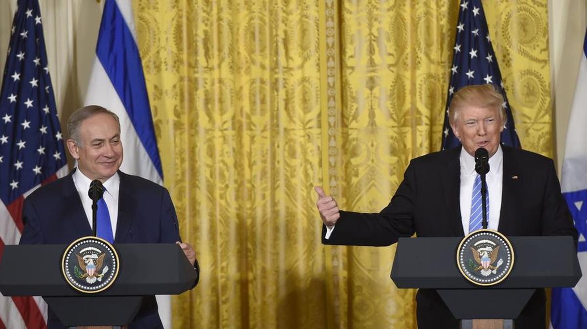 El presidente estadounidense Donald Trump y el primer ministro israelí Benjamin Netanyahu celebran una conferencia de prensa conjunta en la Sala Este de la Casa Blanca en Washington, DC, el 15 de febrero de 2017.