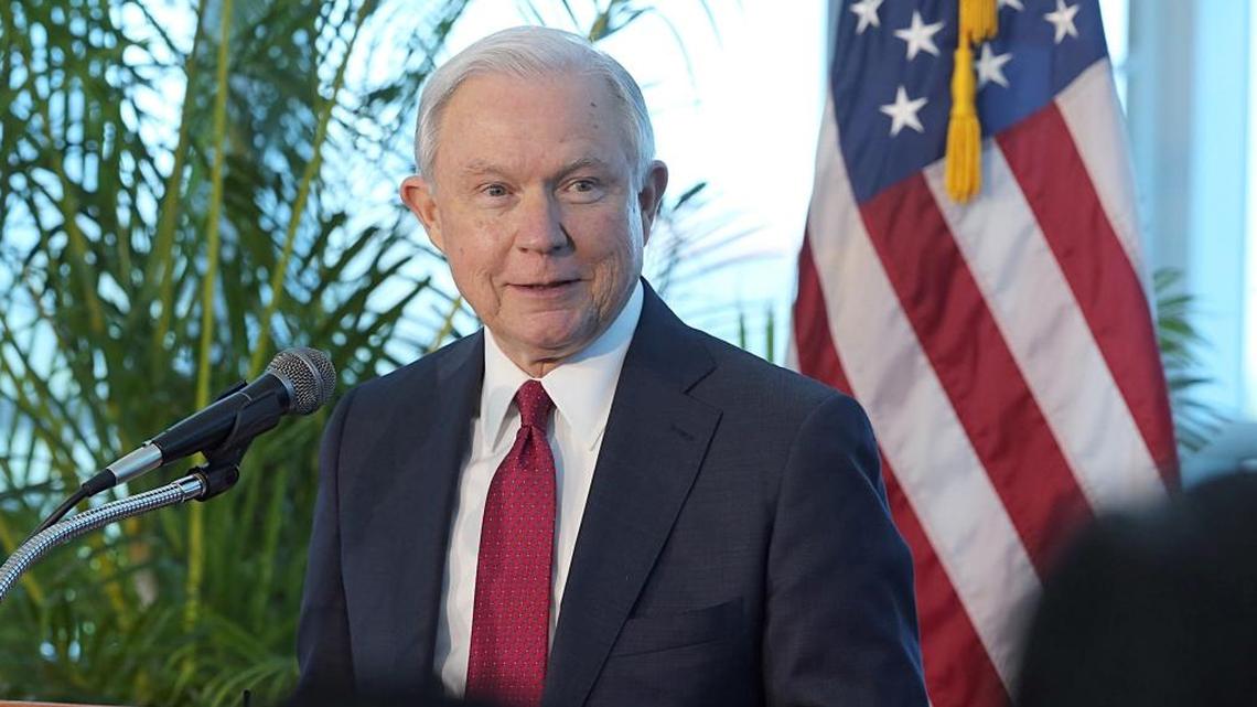 El Fiscal General Jeff Sessions ha sido el encargado de revisar las normas que permiten a las inmigrantes víctimas de violencia doméstica o abuso sexual solicitar asilo político en EEUU.