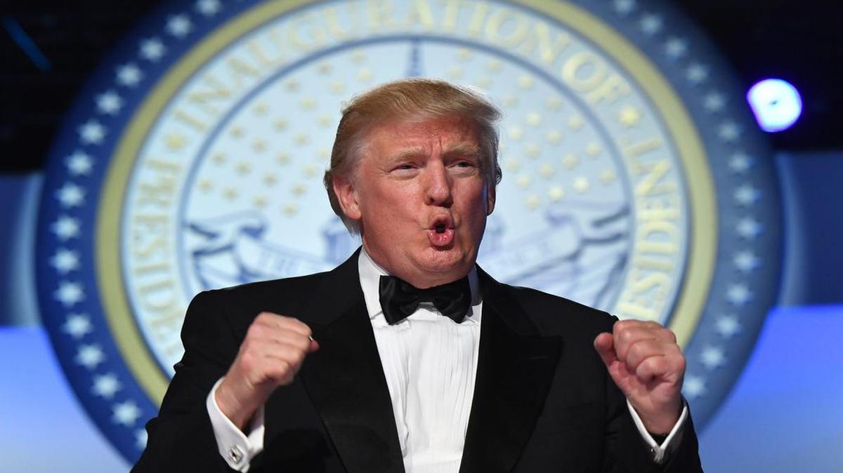 El presidente de los Estados Unidos, Donald J. Trump, gesticula mientras asistía al Freedom Ball en Washington, DC, el 20 de enero de 2017.