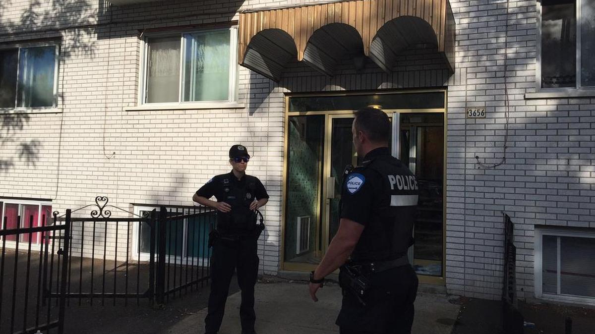La policía monta guardia frente al edificio de cuatro pisos en Montreal el 21 de junio de 2017, donde Amor Ftouhi, quien es sospechoso de apuñalar a un policía del aeropuerto de Michigan, vivió antes de viajar a Estados Unidos a principios de este mes.
