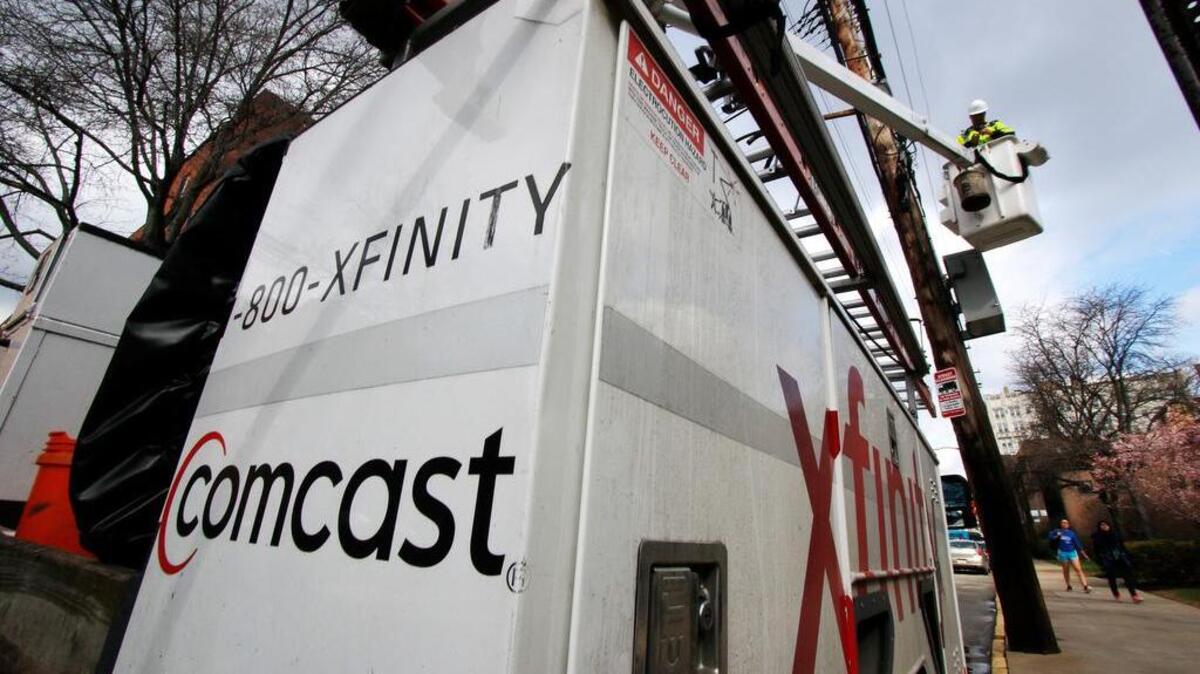 Un técnico de Comcast trabaja en una calle de Pittsburgh.
