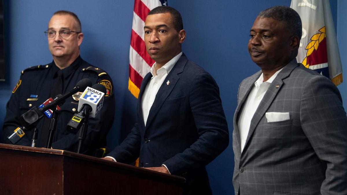 El alcalde Steven Reed habla el domingo por la mañana sobre el tiroteo masivo durante una conferencia de prensa en el Departamento de Policía de Montgomery en Montgomery, Alabama, el domingo 23 de junio de 2024.