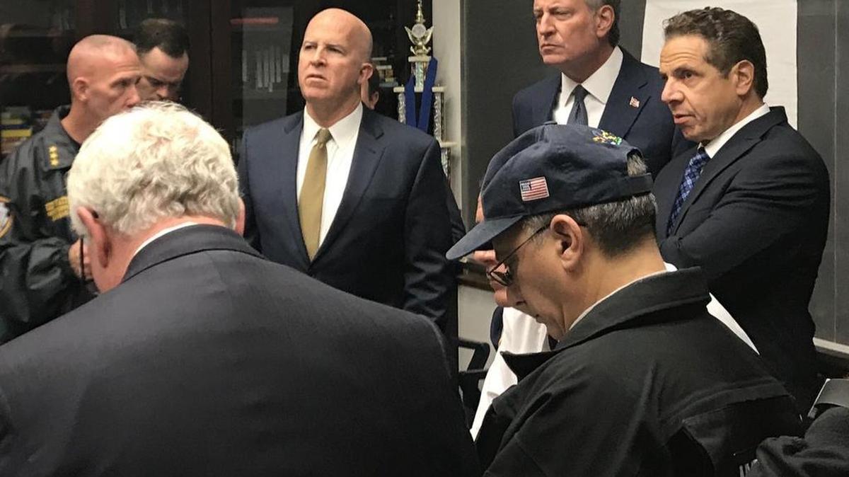 Fotografía cedida por la cuenta de Twitter del Comisionado del Departamento de Policía de la Ciudad de Nueva York, que muestra al comisionado del NYPD, James P. O'Neill (i); al alcalde de la ciudad de Nueva York, Bill de Blasio (c), y al gobernador de Nueva York, Andrew Cuomo (d), reunidos después de que se reportaran múltiples muertes causadas por un vehículo que atropelló a ciclistas el martes 31 de octubre de 2017, en Nueva York, Nueva York.
