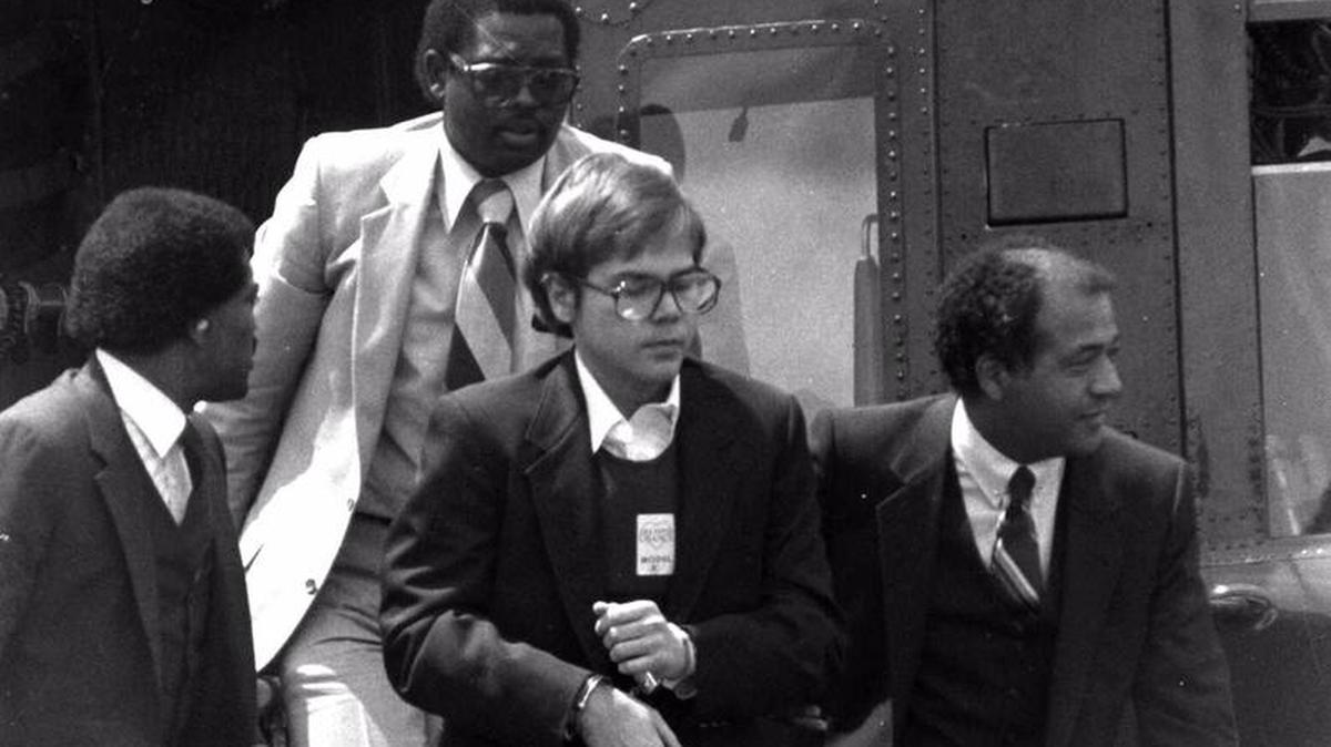En la imagen de archivo, John W. Hinckley, Jr. arriba en helicóptero desde una prisión federal para ser internado en un hospital para enfermos mentales.