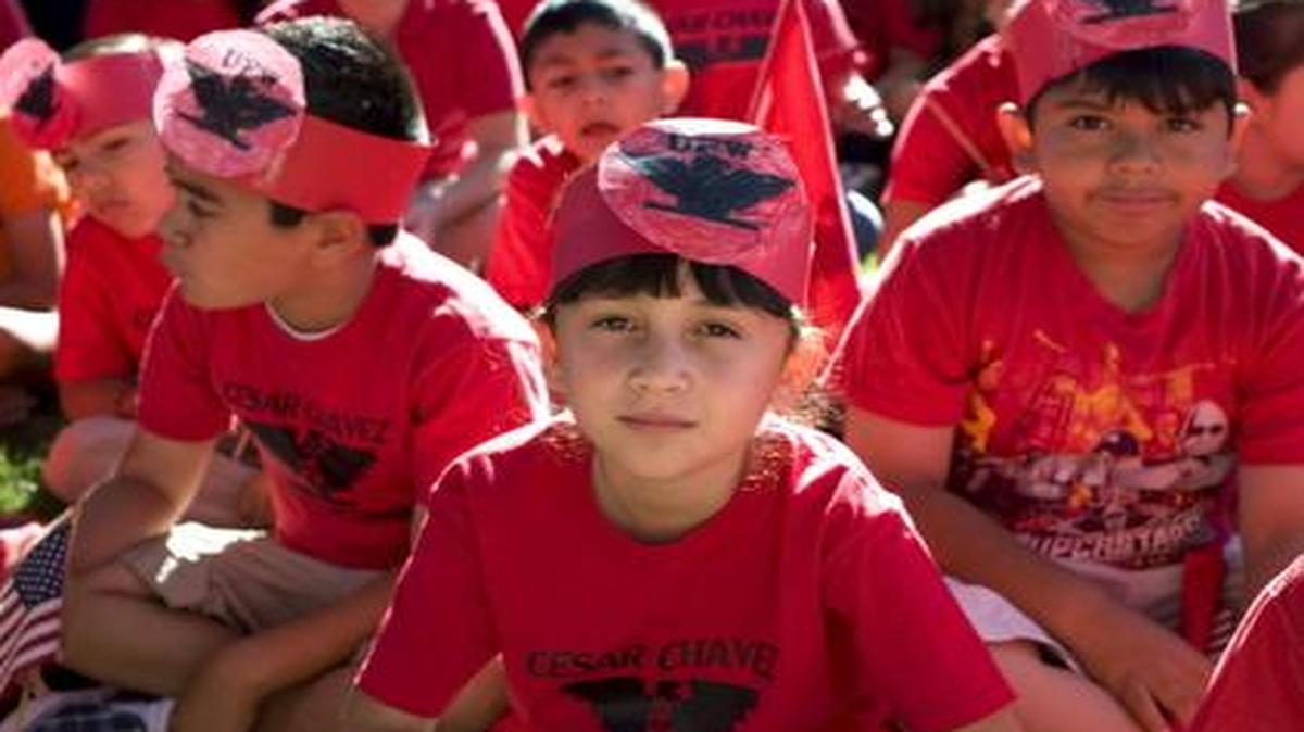 
Los estudiantes de la Escuela Elemental César Chavez, en Coachella, California, escuchan instrucciones antes que comience el desfile para conmemorar el día del nacimiento del famoso líder agrícola César Chávez.
