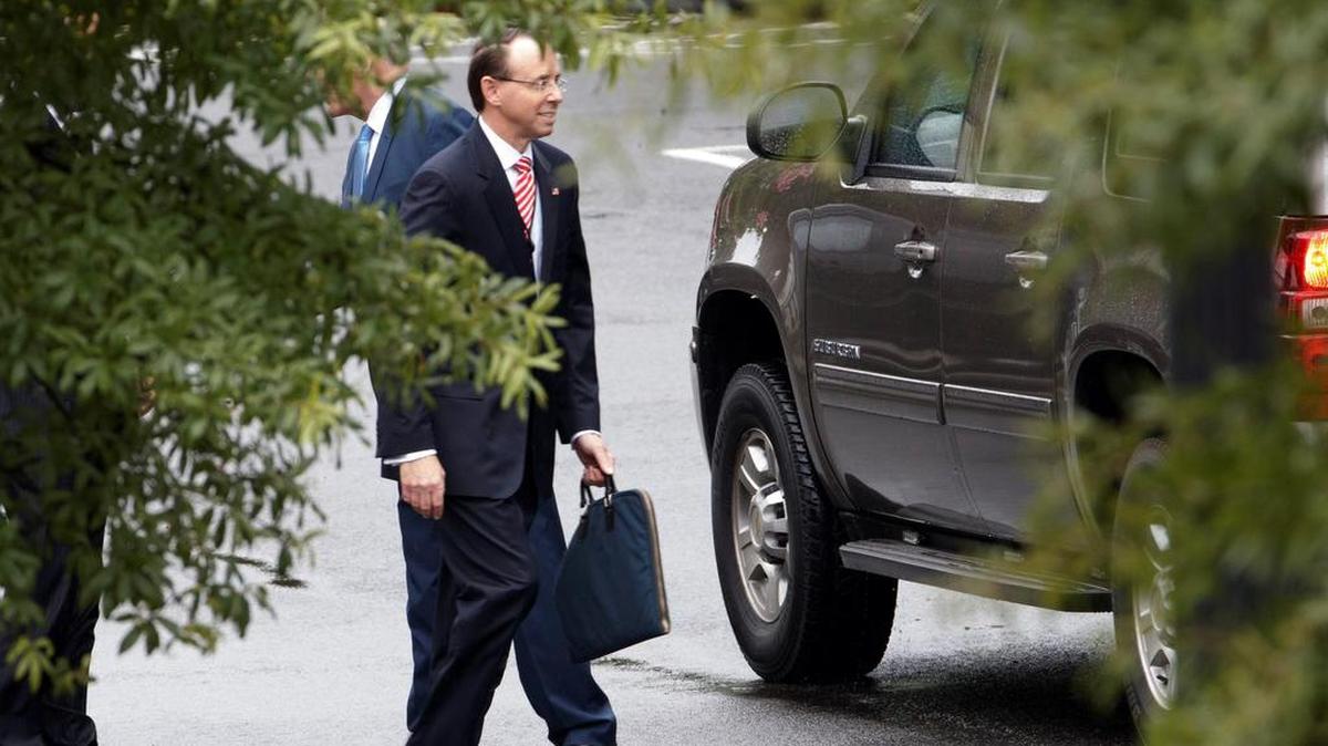 El “número 2” del Departamento de Justicia de EEUU, Rod Rosenstein, abandona la Casa Blanca tras una reunión con el jefe de gabinete del presidente, John Kelly, en Washington, Estados Unidos, el 24 de septiembre de 2018.