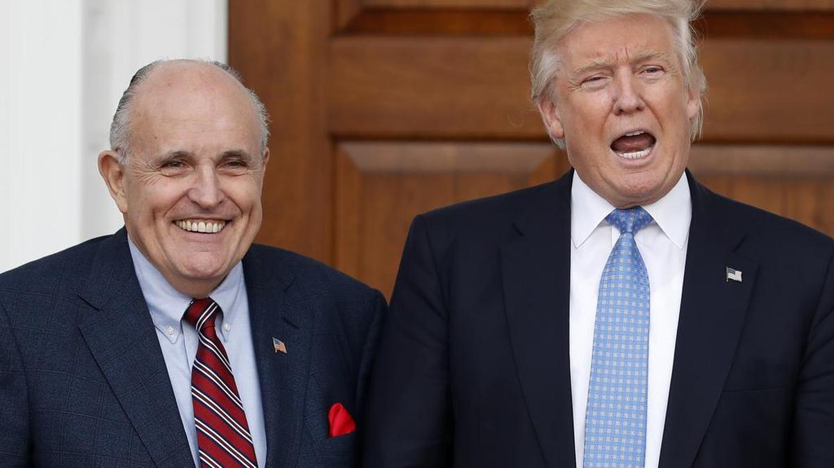 El presidente electo Donald Trump y el ex alcalde de Nueva York, Rudy Giuliani el 20 de noviembre de 2016.