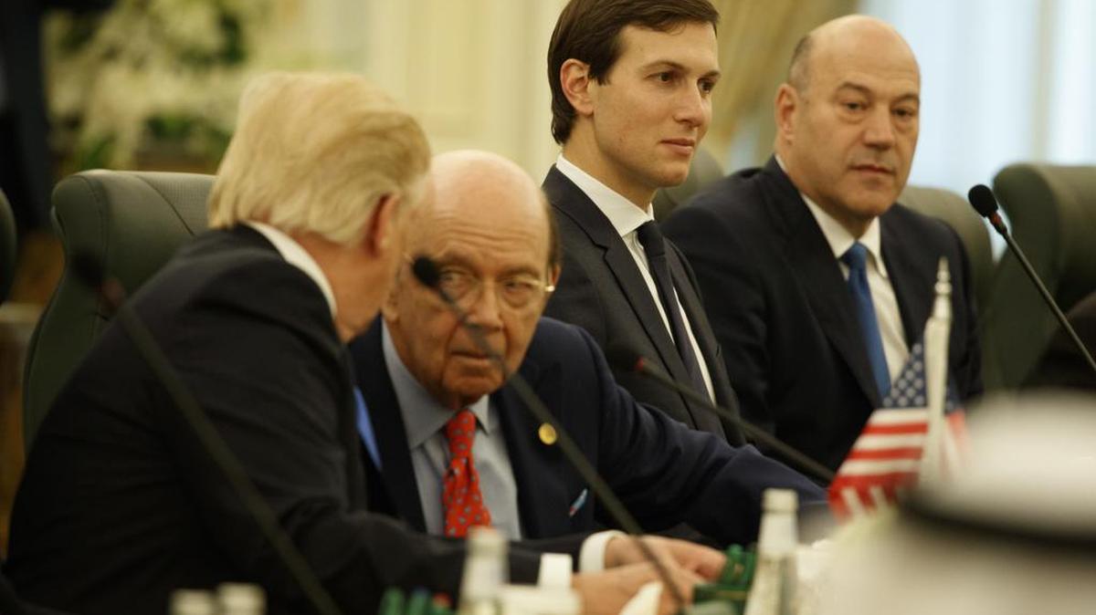 Jared Kushner, segundo asesor de la Casa Blanca, segunda desde la derecha, escucha durante una reunión entre el presidente Donald Trump y el rey saudita Salam en el Palacio de la Corte Real, el sábado 20 de mayo de 2017, en Riad. Desde la izquierda, Trump, el secretario de Comercio Wilbur Ross, Kushner y el asesor económico principal Gary Cohn.