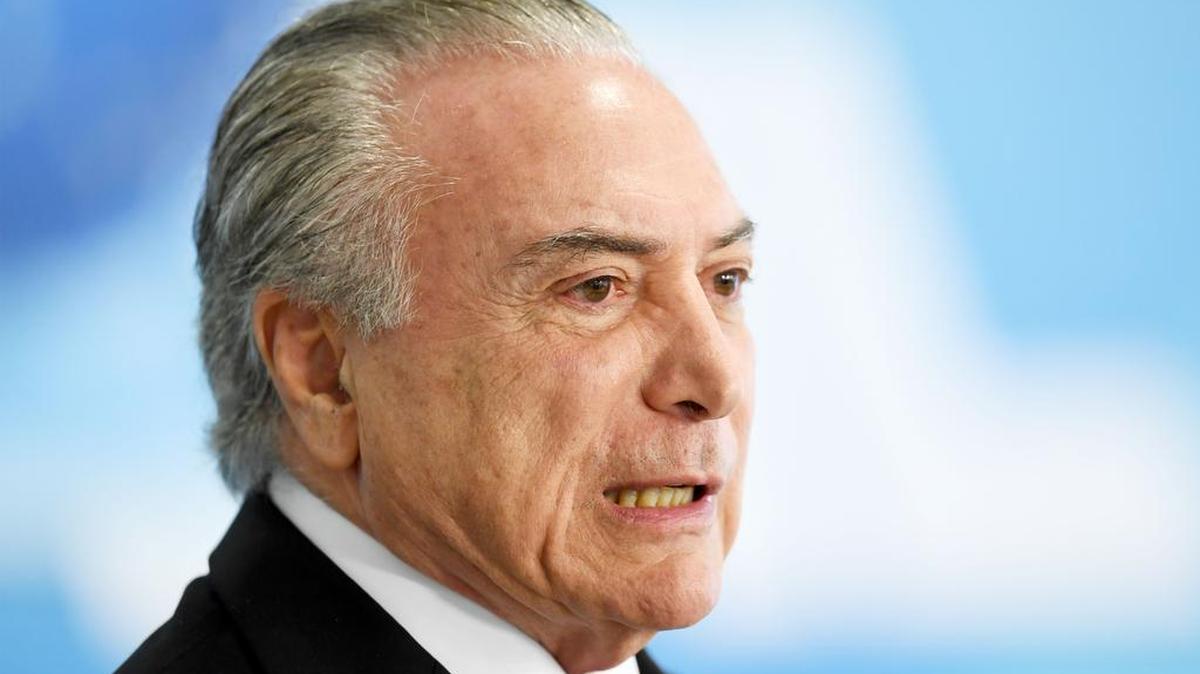 El presidente de Brasil, Michel Temer, tras un discurso durante la ceremonia para otorgar la Orden de Mérito Médico, una orden otorgada por el gobierno brasileño a civiles y militares en reconocimiento por su destacada labor en el campo, en el Palacio de Planalto en Brasilia, el 17 de octubre de 2017.