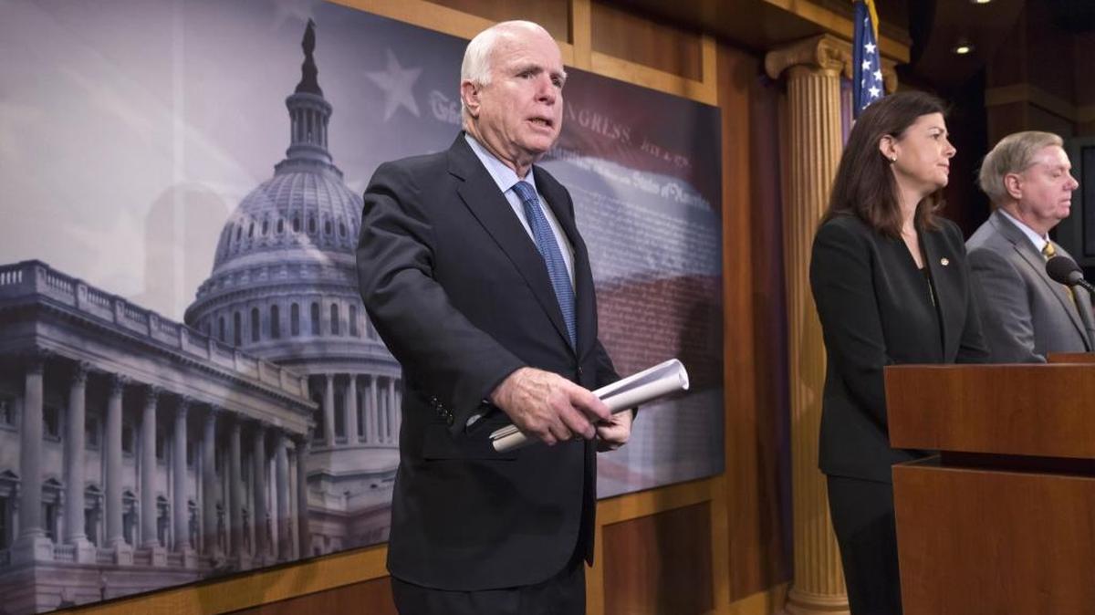 Los senadores republicanos John McCain (izq. en la foto) y Lindsey Graham, así como los demócratas Jack Reed y Charles Schumer, apoyaron la creación de un comité especial en el Congreso que investigue los ataques cibernéticos.