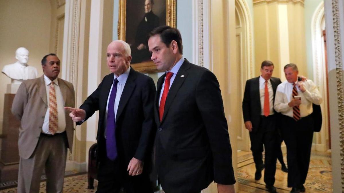 El senador republicano Marco Rubio junto a su colega John McCain en los pasillos del Congreso.
