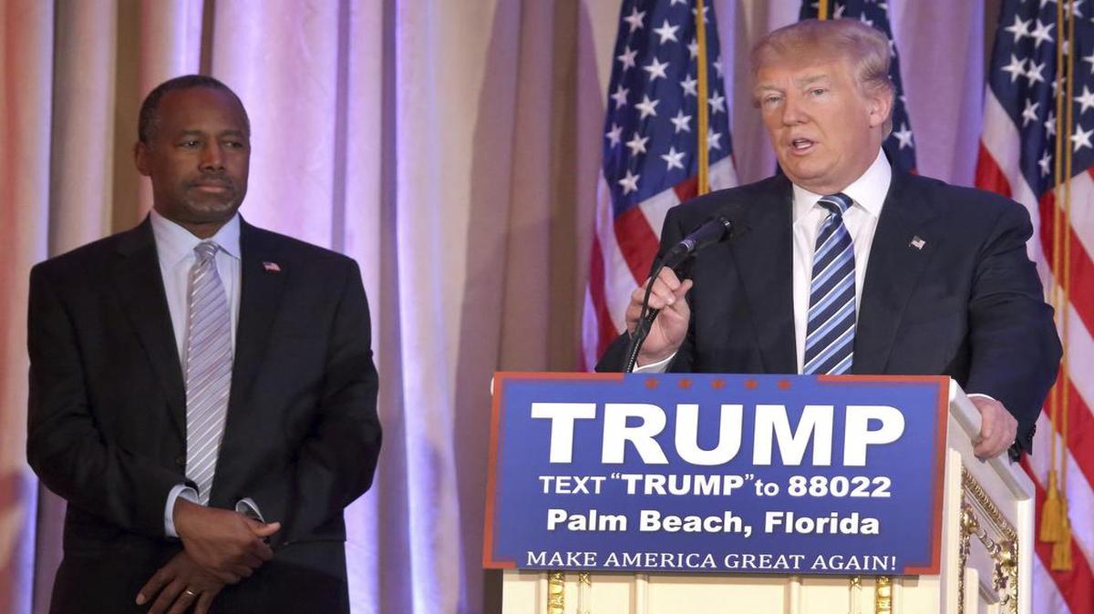 Foto del 11 de marzo del 16, que muestra al ex candidato presidencial Ben Carson y al presidente electo Donald Trump.