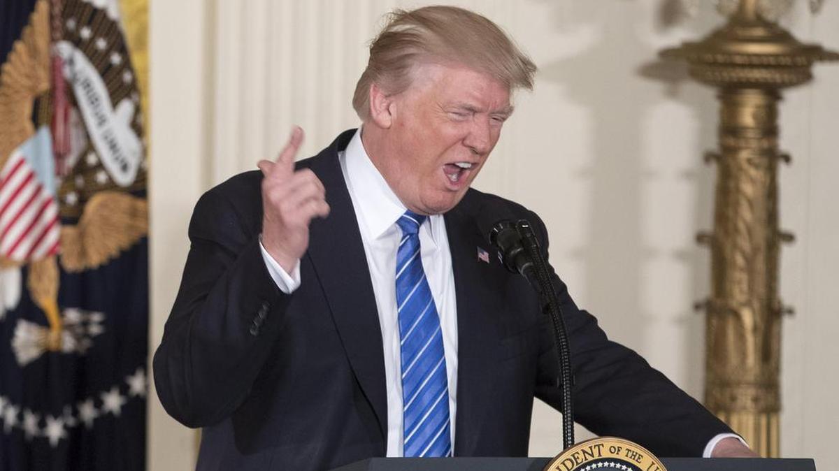 El presidente de los Estados Unidos, Donald Trump, bromea con el responsable del Departamento de Asuntos de Veterano, David Shulkin (no aparece en la imagen), tras la firma de la ley de protección y responsabilidad de denunciantes del Departamento de Asuntos de Veteranos en la Casa Blanca, en Washington (Estados Unidos), el 23 de junio de 2017.