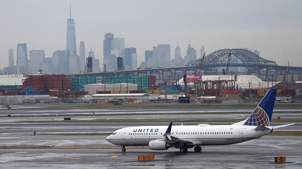 Imagen de archivo de un avión de United Airlines en el aeropuerto de Newark, New Jersey.