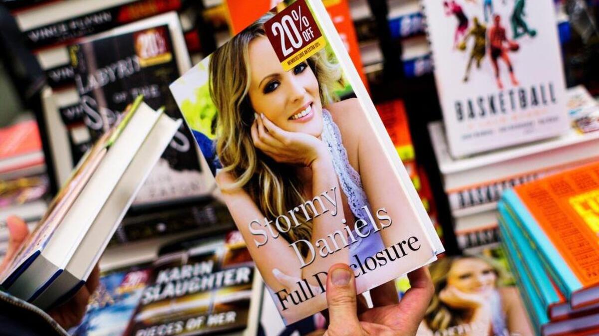 El libro de Stormy Daniels “Full Disclosure”, a la venta en una librería de Nueva York, EEUU, el 2 de octubre del 2018.