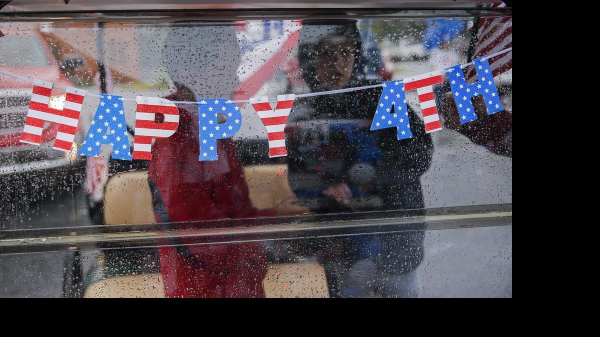 
Las personas participan en el desfile del 4 de julio de Avondale Estates para celebrar el feriado del Día de la Independencia en Avondale Estates, Georgia, EEUU, el 04 de julio 2015.
