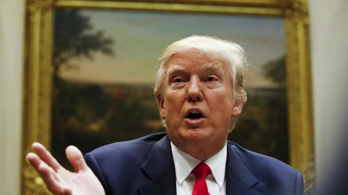 El presidente estadounidense, Donald Trump, asiste a la audiencia con los directores ejecutivos de compañías de seguros médicos en la Sala Rooselvet de la Casa Blanca, Washington, Estados Unidos, el 27 de febrero de 2017.